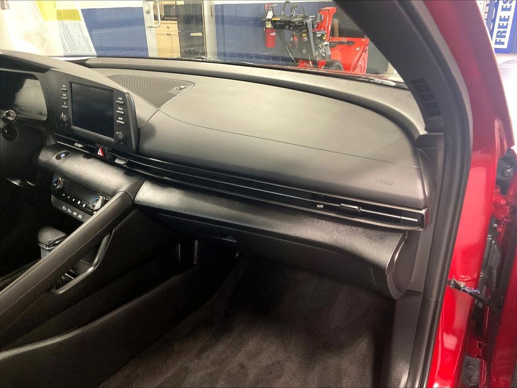 2025 Hyundai Elantra — photo 13