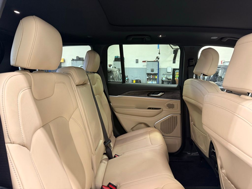 Thumbnail: 2022 Jeep Grand Cherokee - 25