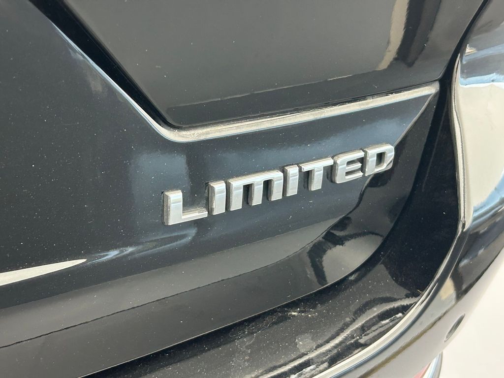 Used 2024 Diamond Black Crystal Pearlcoat Jeep Limited image 38