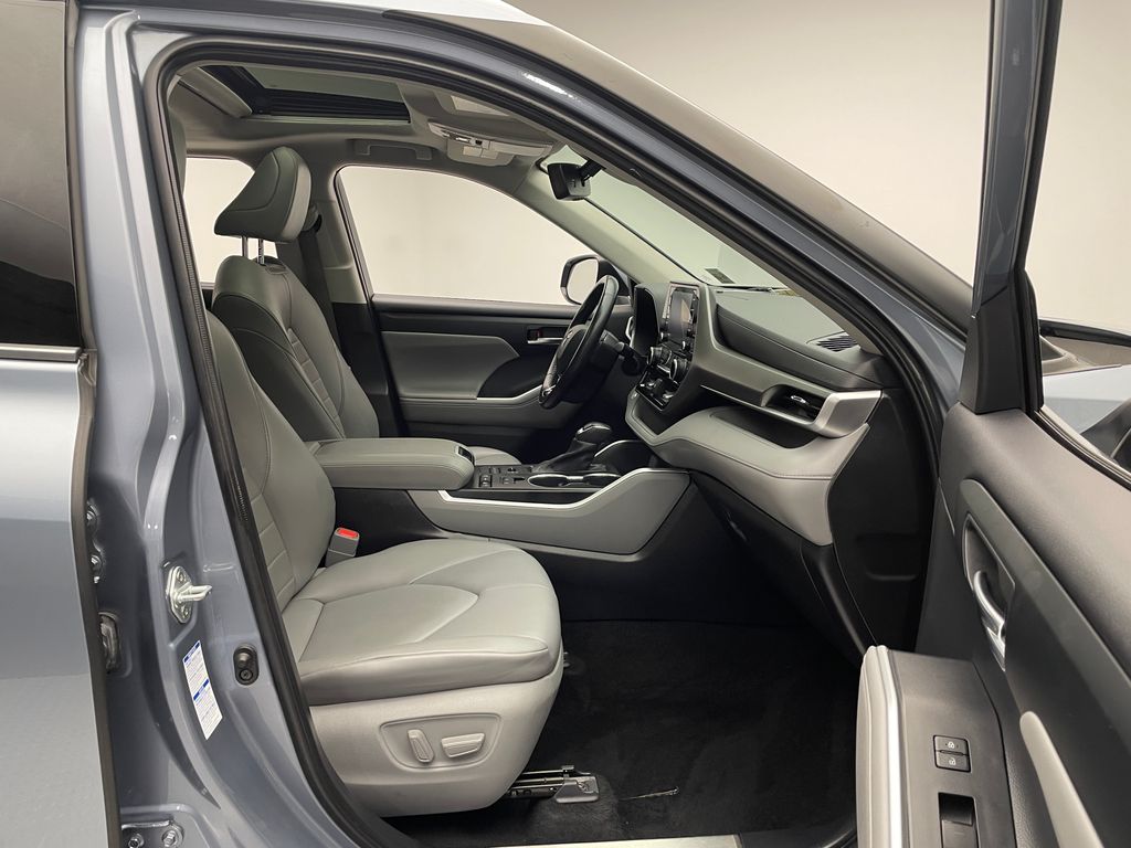Thumbnail: 2021 Toyota Highlander - 21