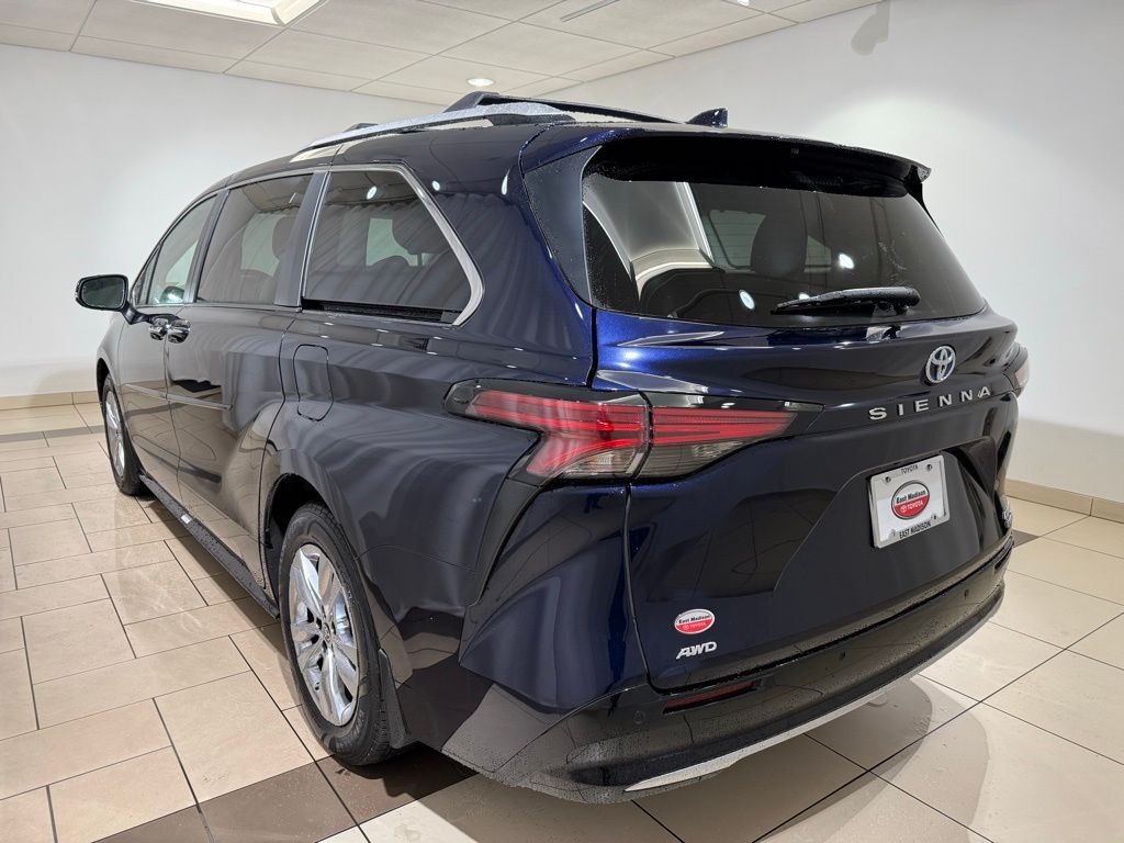 Thumbnail: 2024 Toyota Sienna - 3