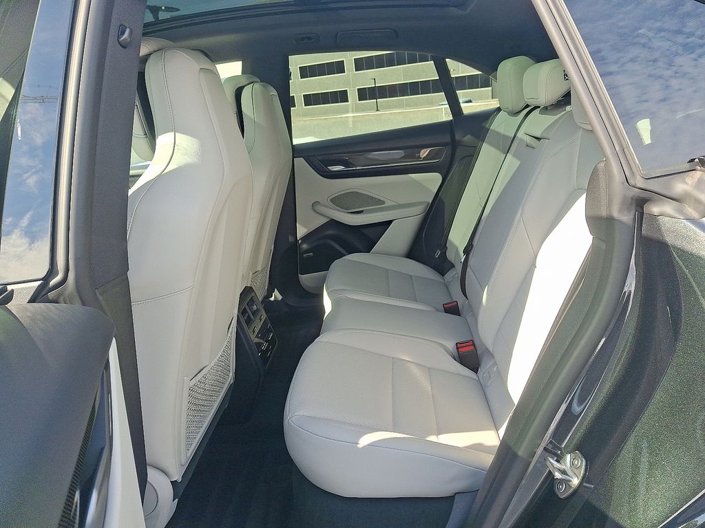 Thumbnail: 2026 Porsche Macan - 12