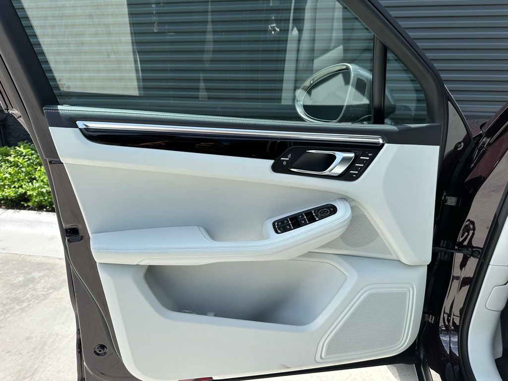 2025 Porsche Macan  14