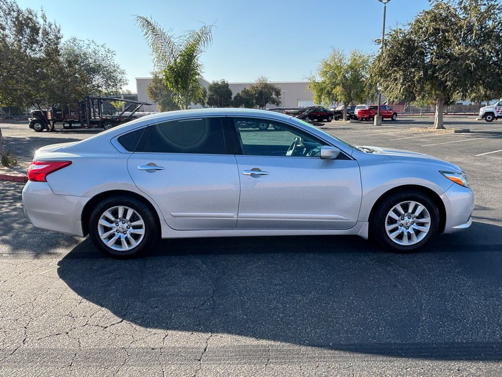 Thumbnail: 2017 Nissan Altima - 4