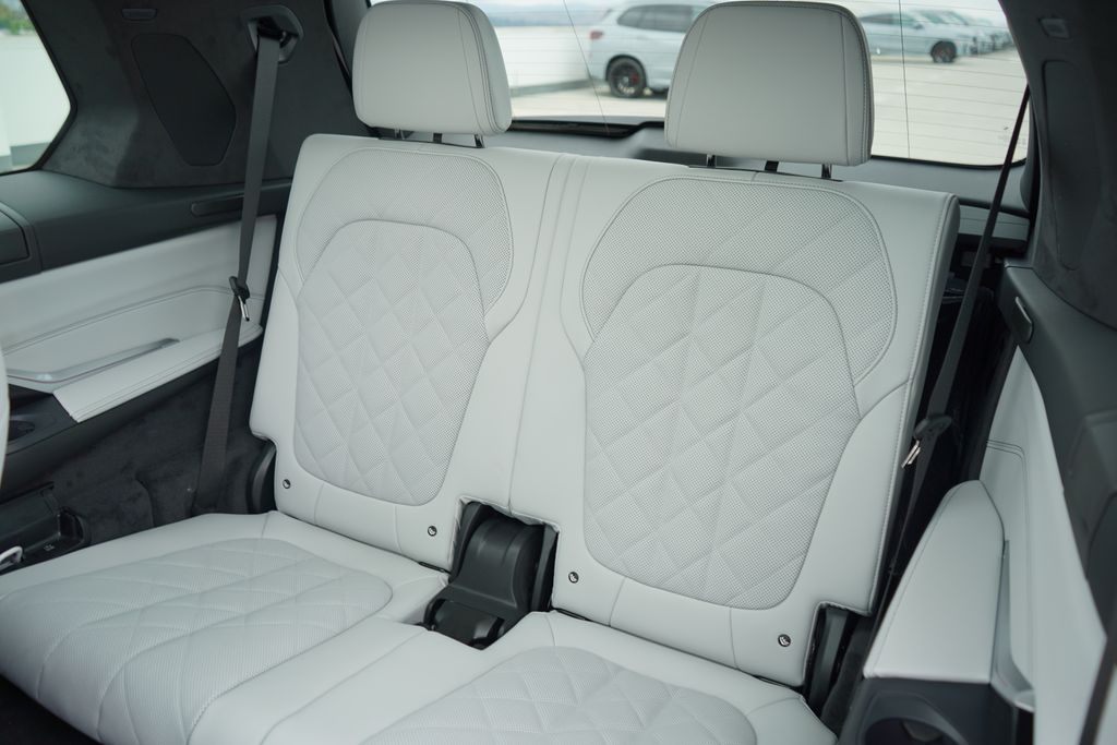 Thumbnail: 2026 BMW X7 - 20