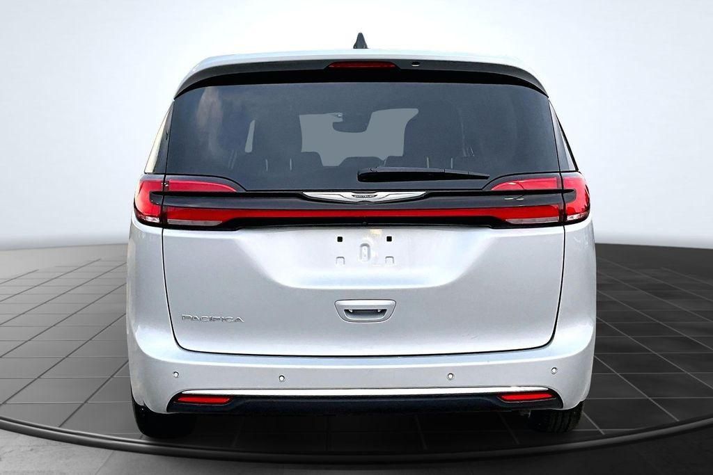2024 Chrysler Pacifica Touring L - 3