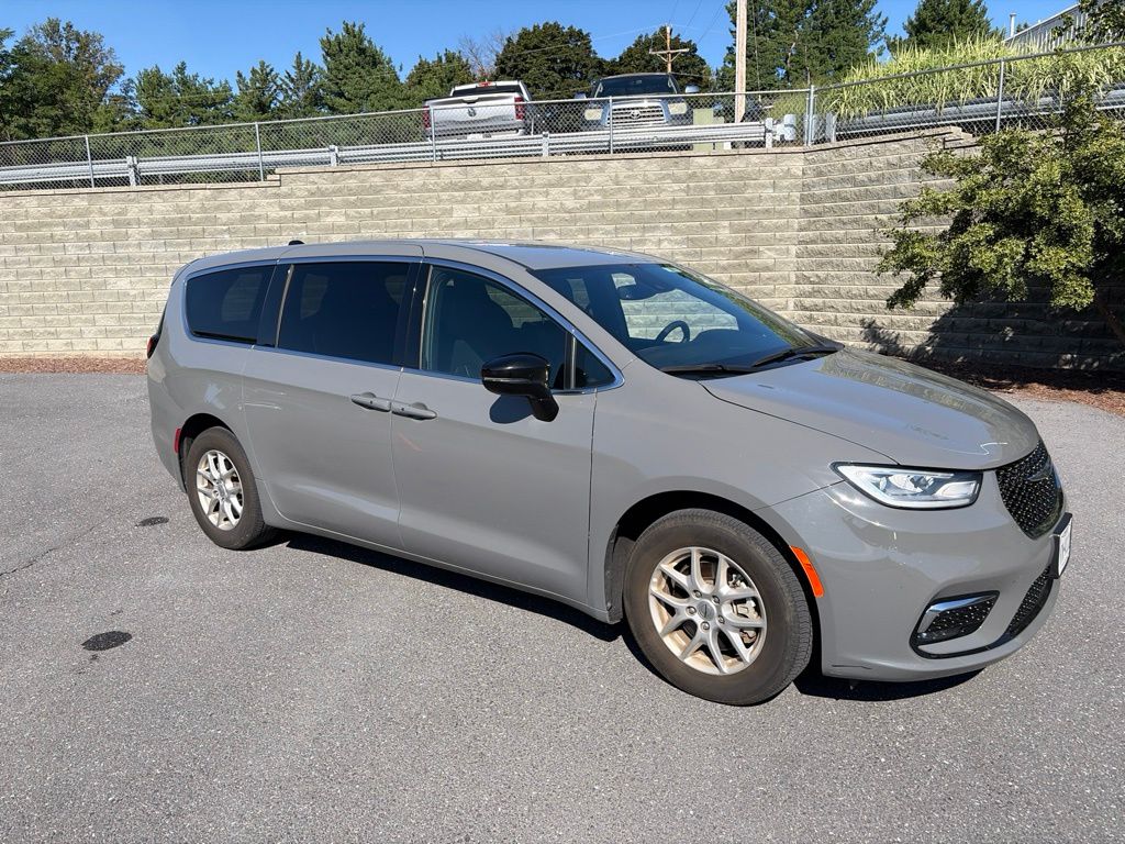 Ceramic Gray Clearcoat 2025 Chrysler Pacifica Minivan Front-Wheel Drive 9-Speed Automatic