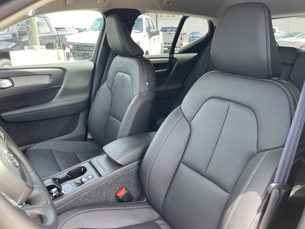 2025 Volvo XC40 B5 Core photo