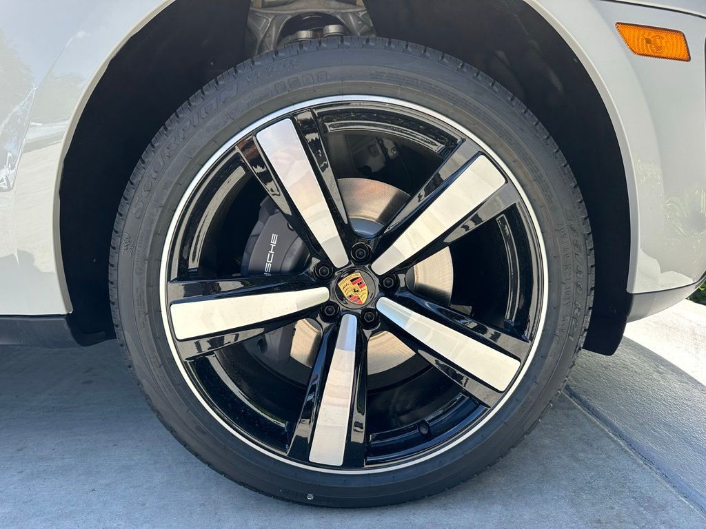 2025 Porsche Macan  32