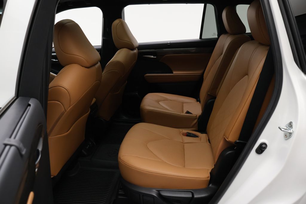 Thumbnail: 2023 Toyota Highlander - 19