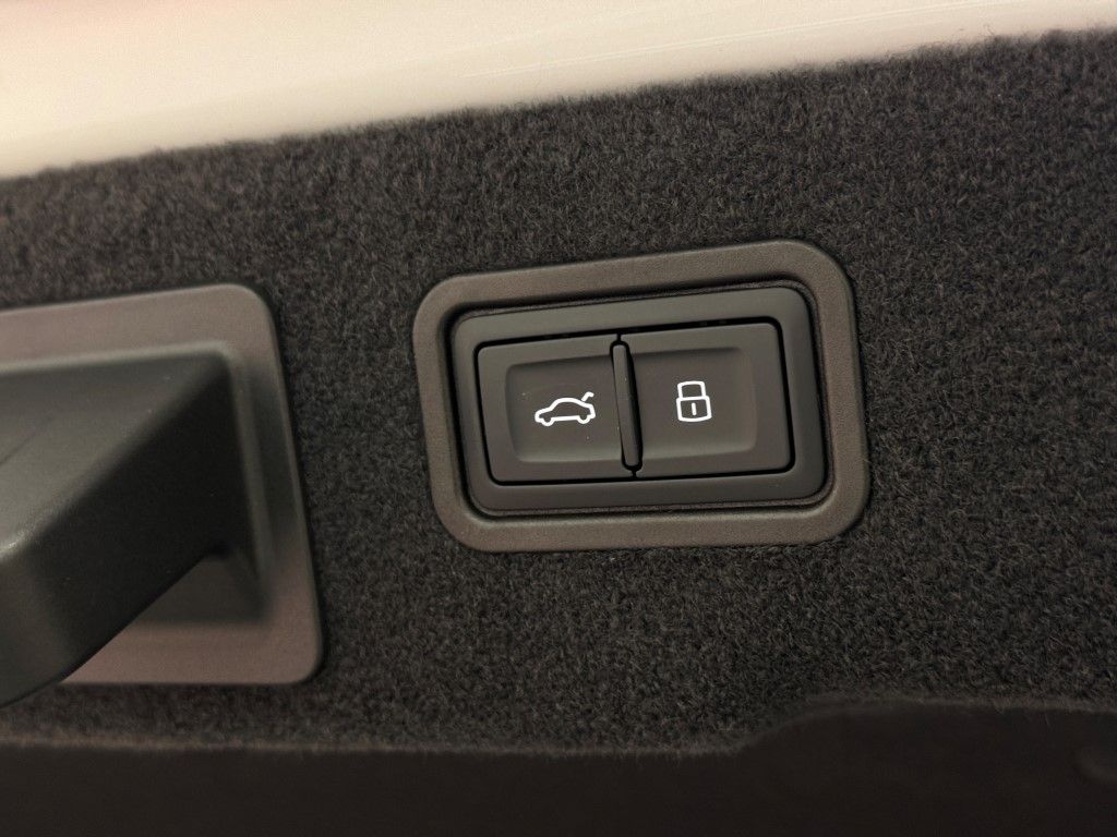 Thumbnail: 2025 Audi A8 - 30