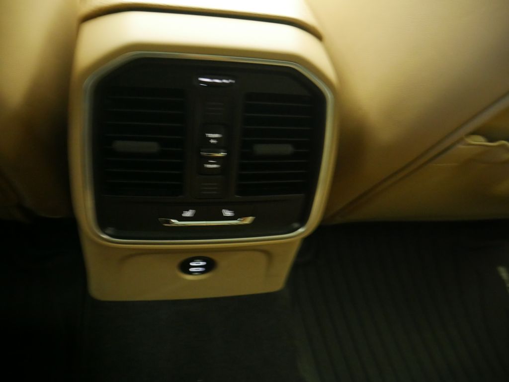 Thumbnail: 2023 Porsche Macan - 30