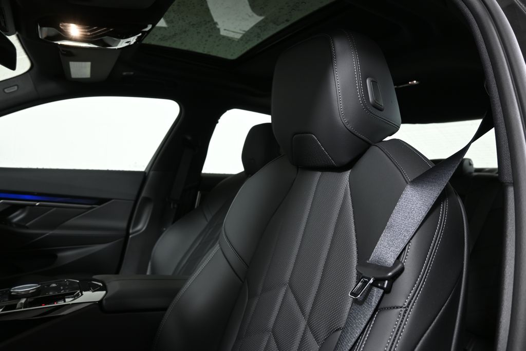 Thumbnail: 2026 BMW 5 Series - 4