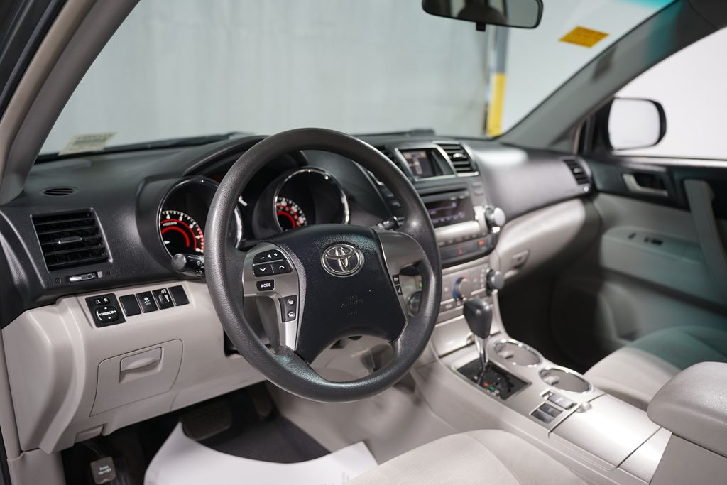 2011 Toyota Highlander Base 11