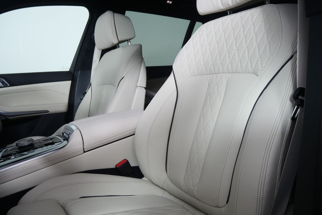 Thumbnail: 2026 BMW X7 - 12