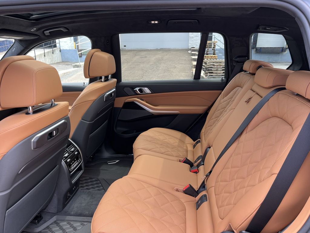 Thumbnail: 2026 BMW X7 - 23