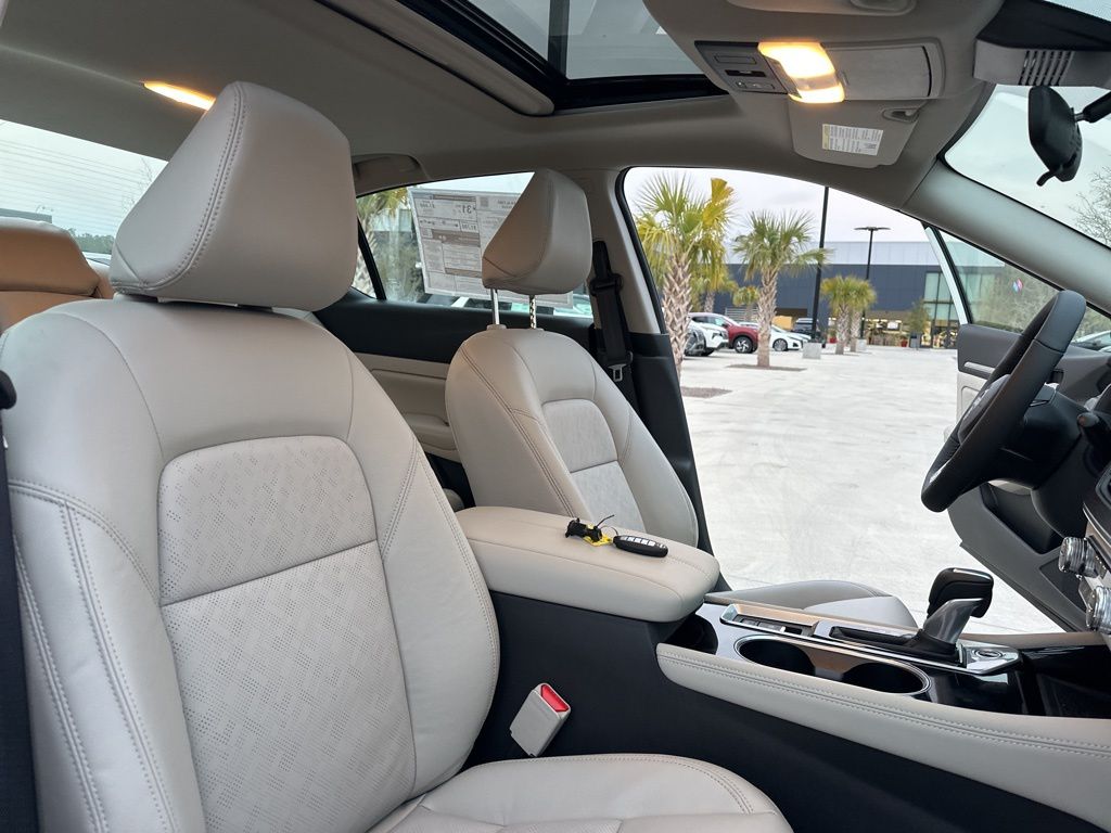 2025 Pearl White Tricoat Nissan Altima 2.5 SL FWD Sedan