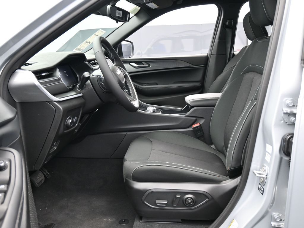 Used 2024 Silver Zynith Jeep Laredo image 12