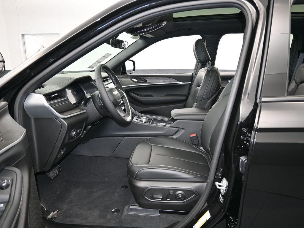 New 2025 Diamond Black Crystal Pearlcoat Jeep Limited image 12