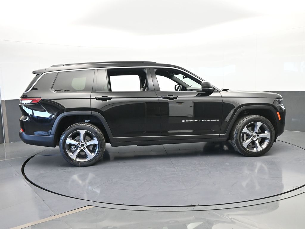 New 2026 Diamond Black Crystal Pearlcoat Jeep Limited image 7