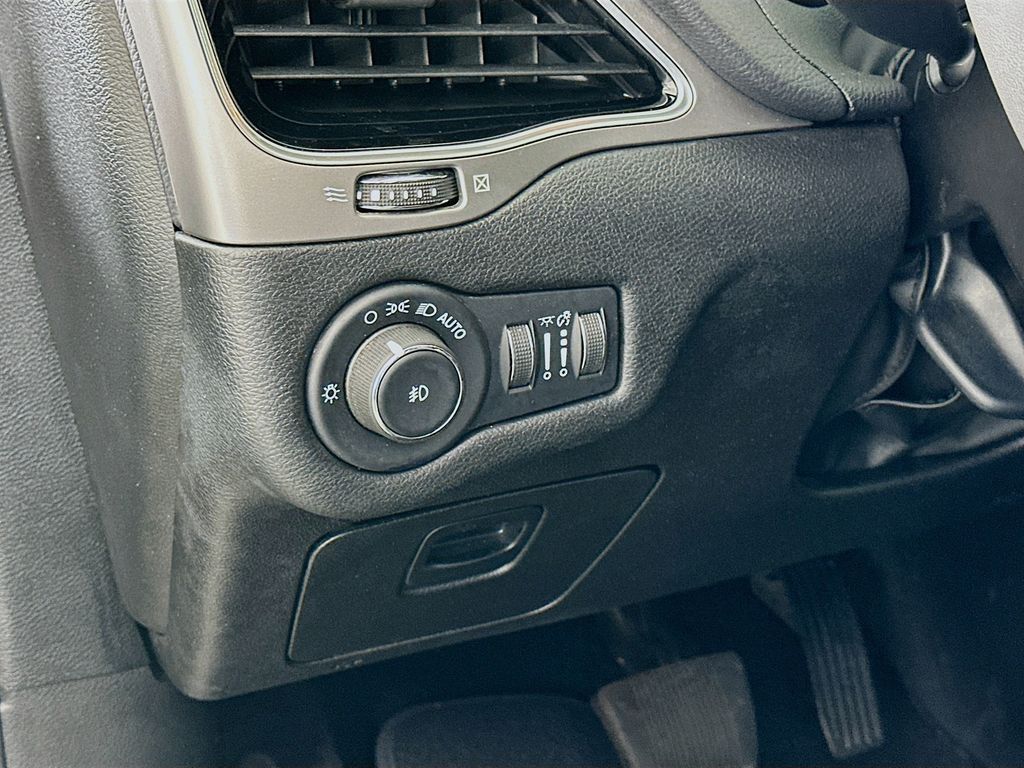 Thumbnail: 2021 Jeep Cherokee - 10