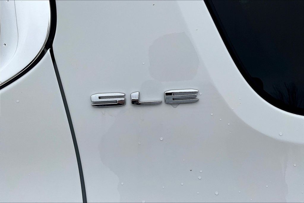 Used 2020 White GMC SLE image 24