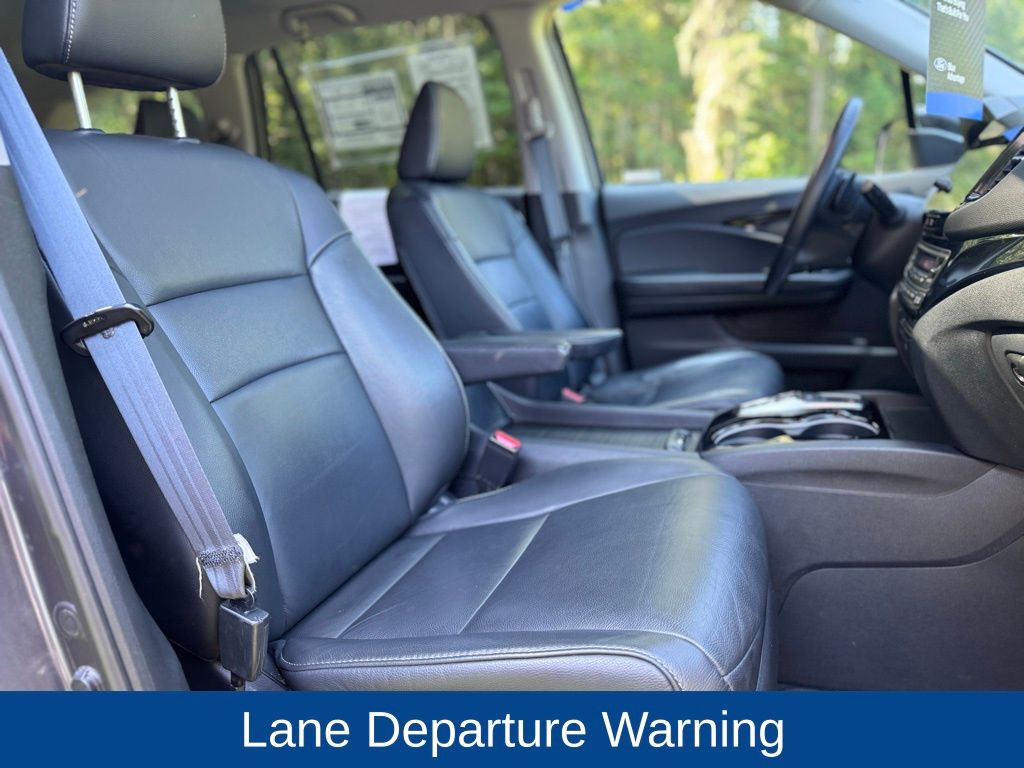 2020 Honda Pilot Touring w/Rear Captain's Chairs