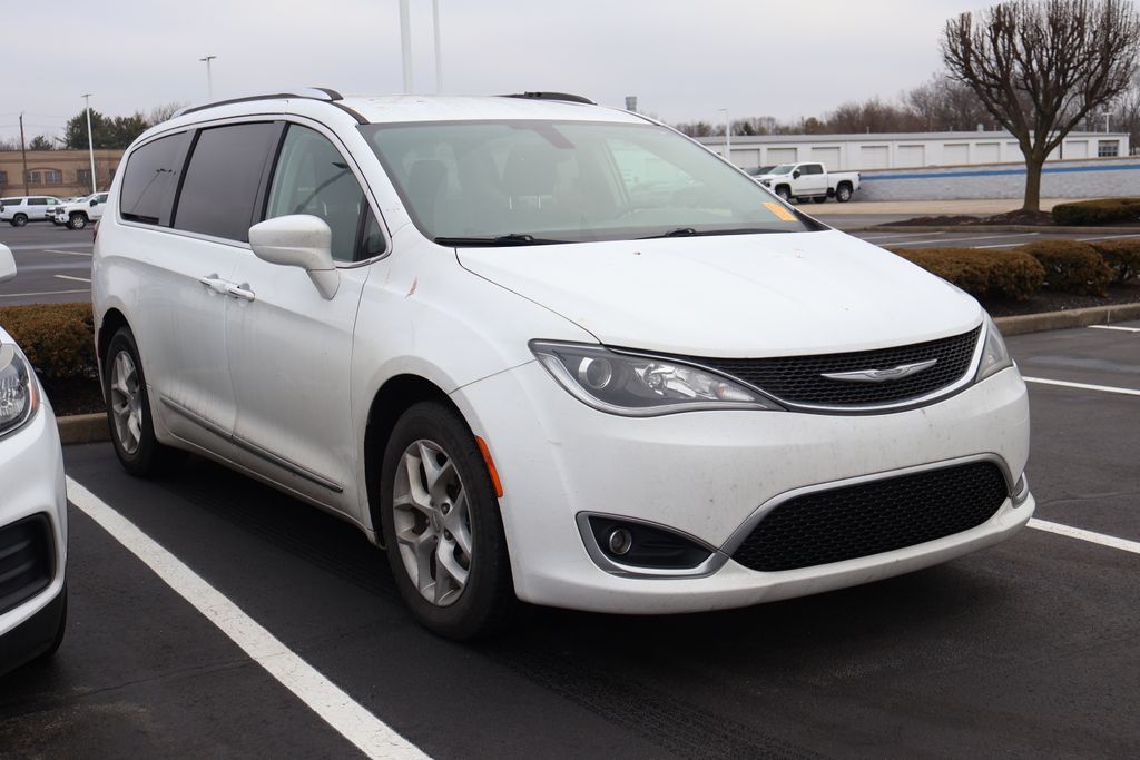 Thumbnail: 2017 Chrysler Pacifica - 3