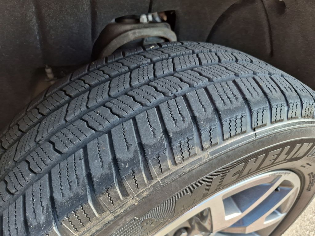 Used 2015 Black GMC SLT image 17