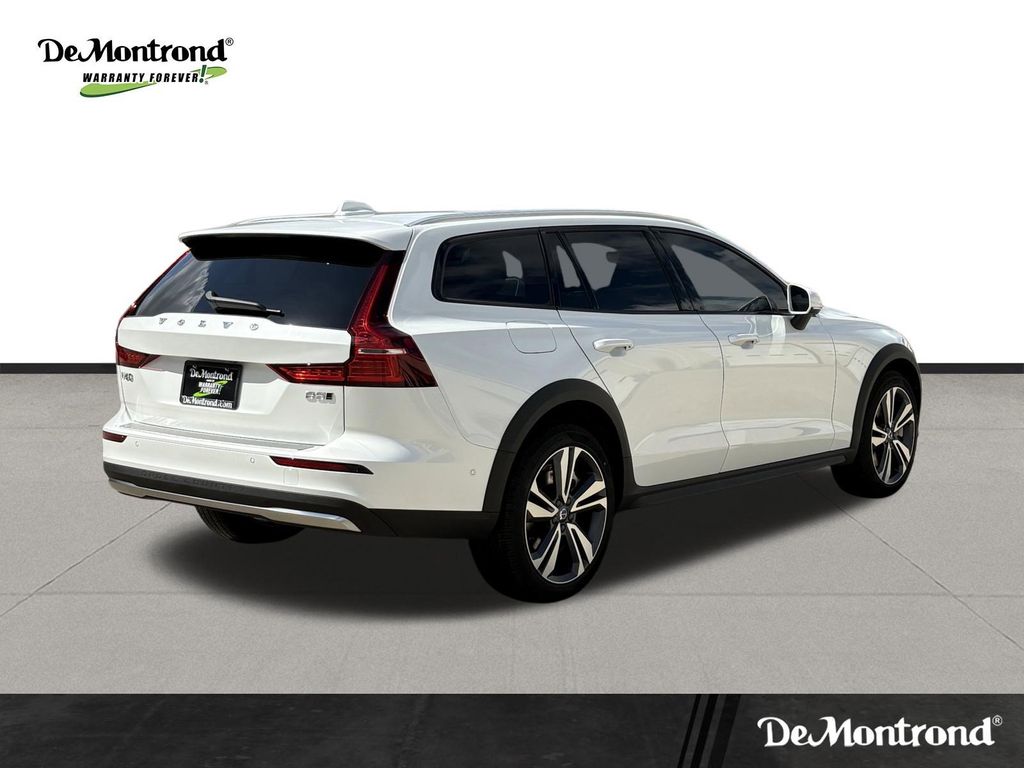 New 2026 Crystal White Volvo B5 Plus image 5