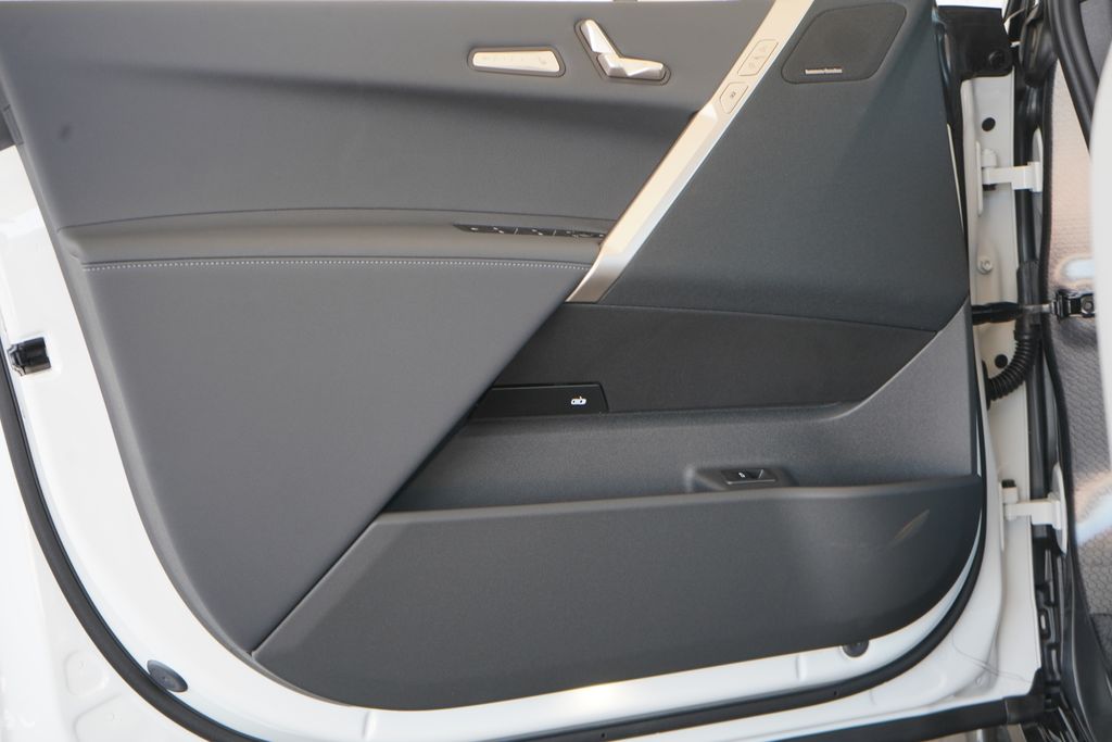 Thumbnail: 2026 BMW iX - 10