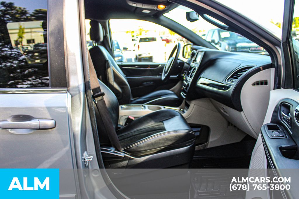 Used 2017 Silver Dodge SXT image 20