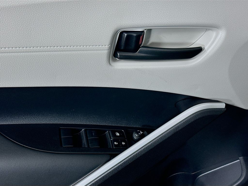 Thumbnail: 2025 Toyota Corolla Cross - 18