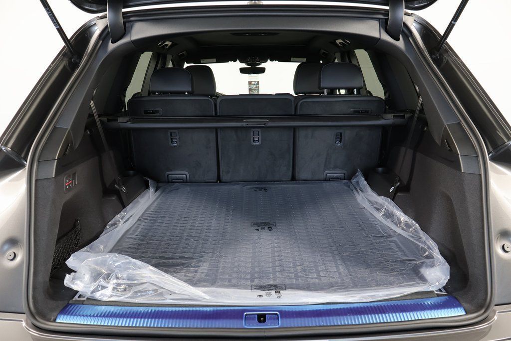 Thumbnail: 2026 Audi Q7 - 8