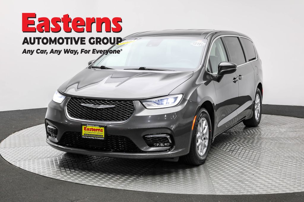 2023 Chrysler Pacifica Touring L's photo