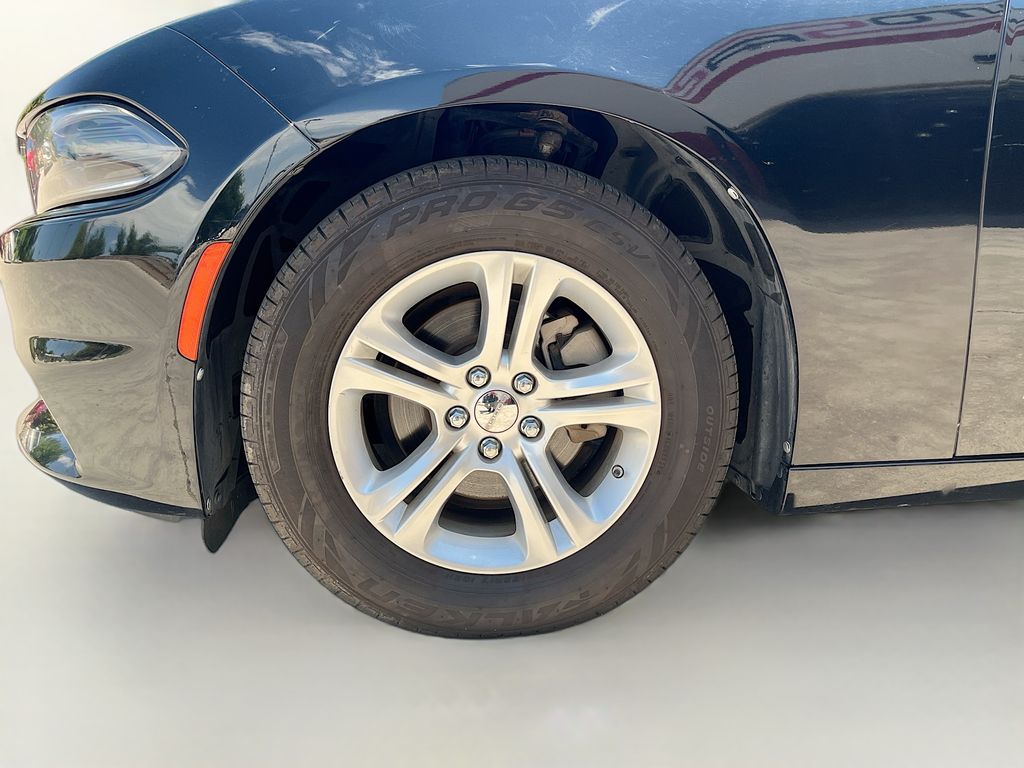 Used 2022 Black Dodge SXT image 30