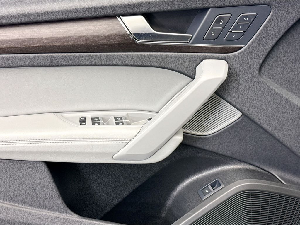 Thumbnail: 2025 Audi Q5 - 22