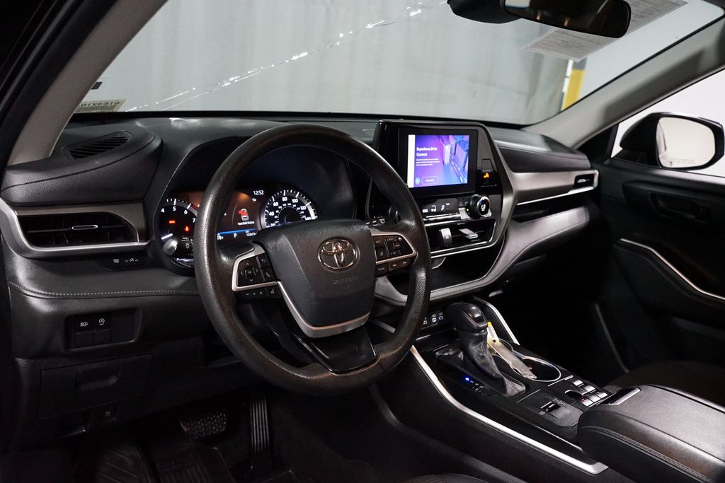 Thumbnail: 2023 Toyota Highlander - 11