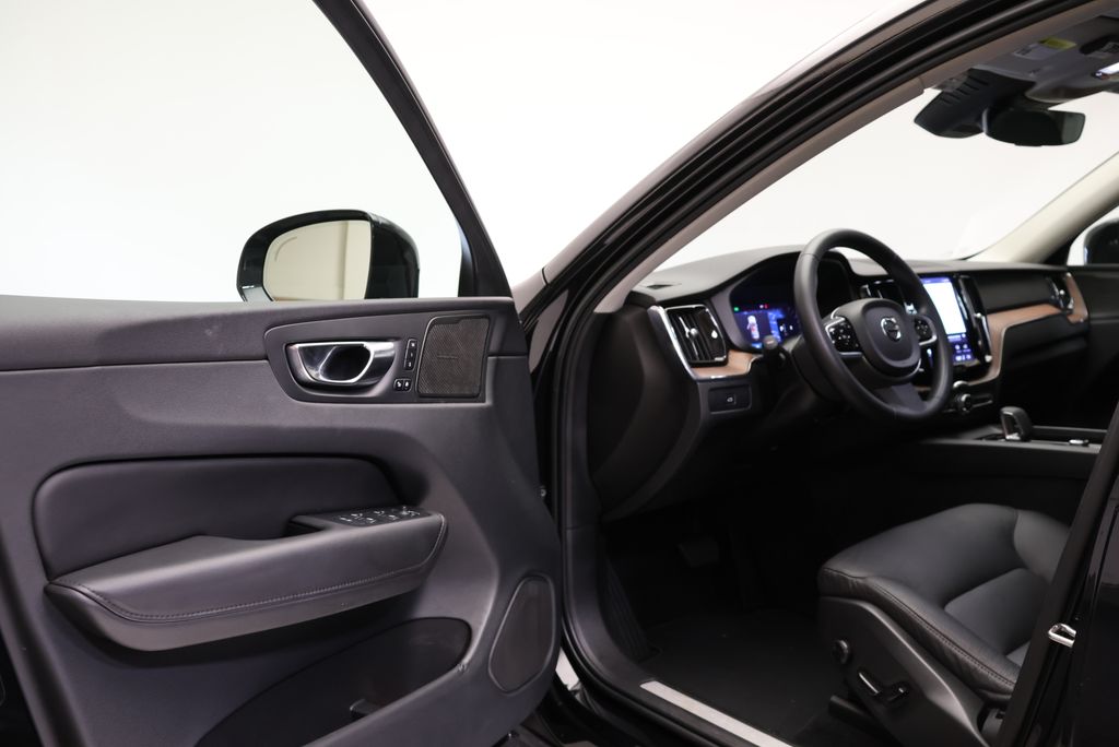 Thumbnail: 2023 Volvo XC60 - 28