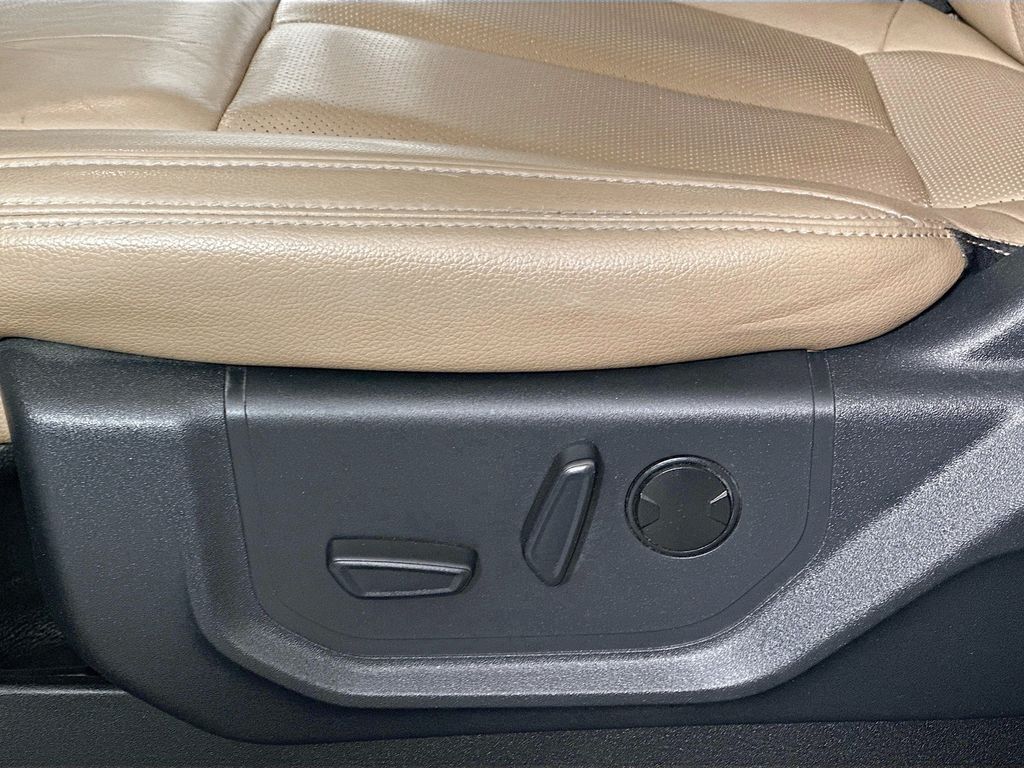 Used 2022 White Ford Lariat image 22