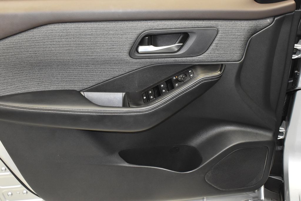 2022 Nissan Rogue SV 10