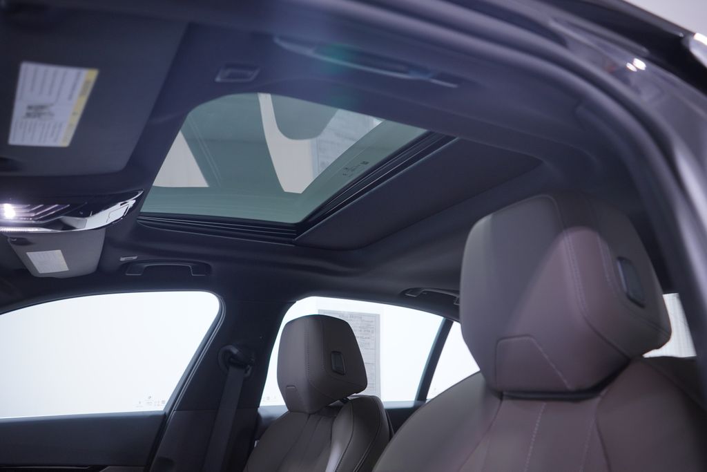 Thumbnail: 2025 BMW 5 Series - 8