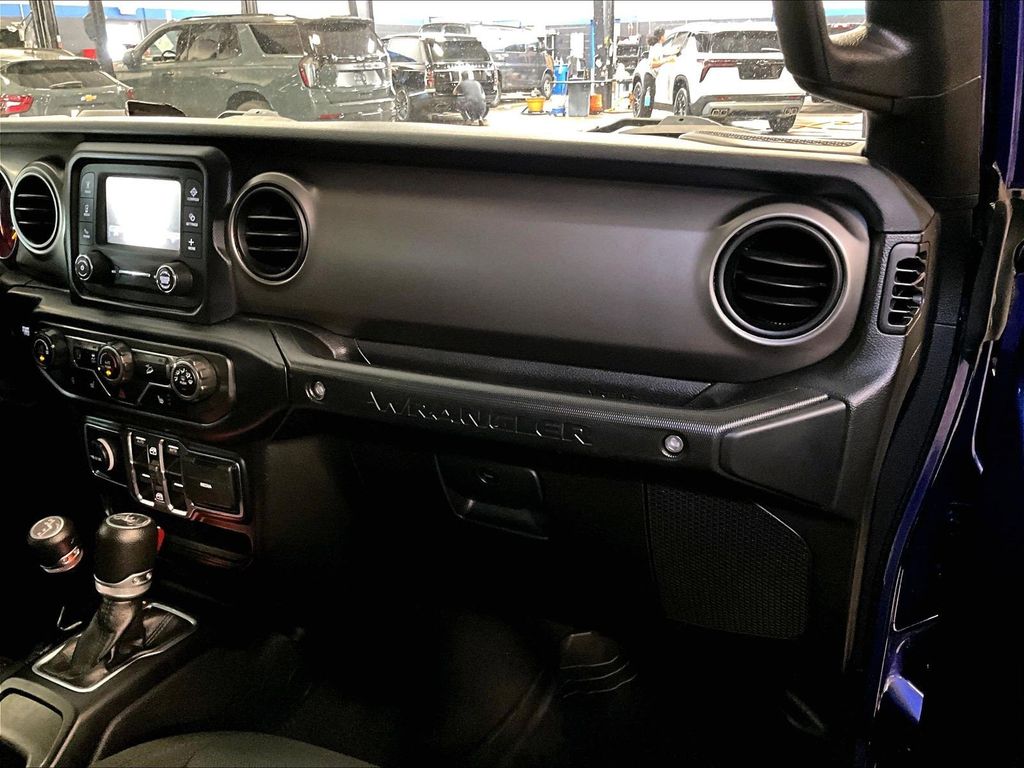 2019 Jeep Wrangler — photo 13
