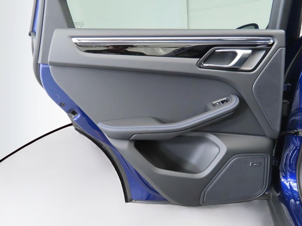 Thumbnail: 2025 Porsche Macan - 28