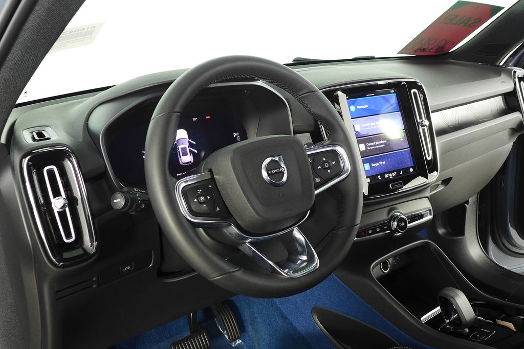 Thumbnail: 2023 Volvo XC40 - 31