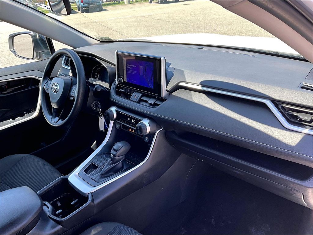 2025 Toyota RAV4 — photo 14