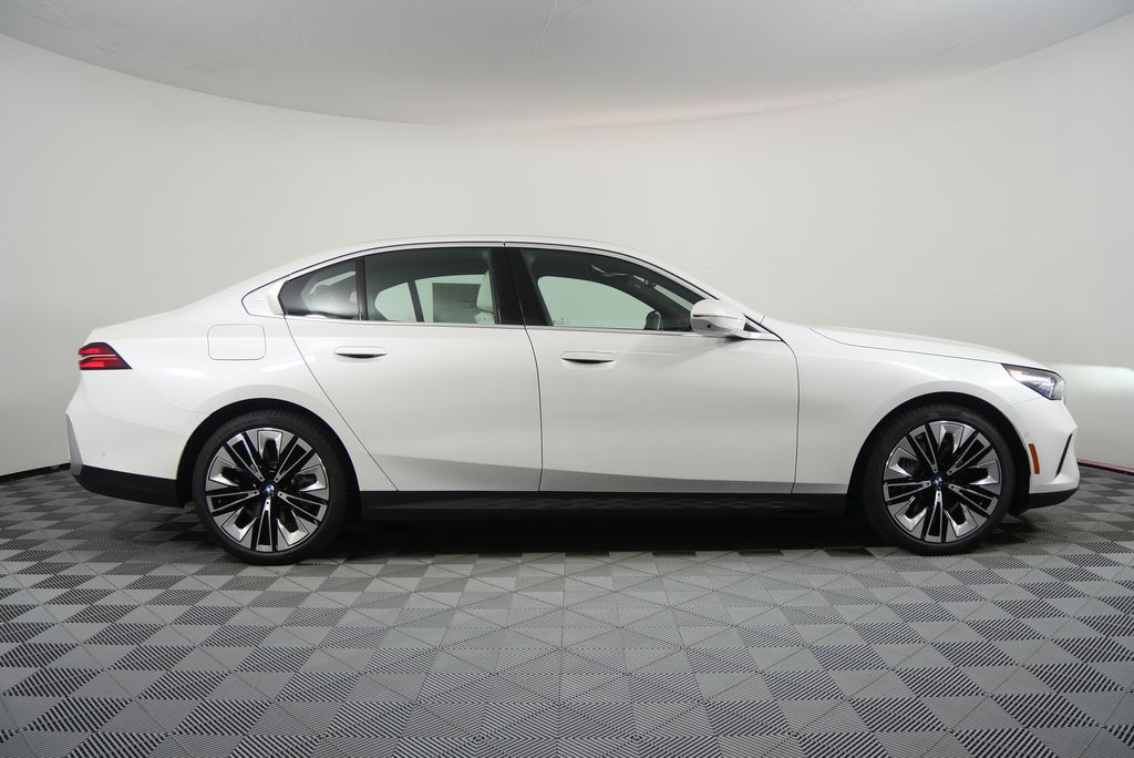 Thumbnail: 2026 BMW 5 Series - 2