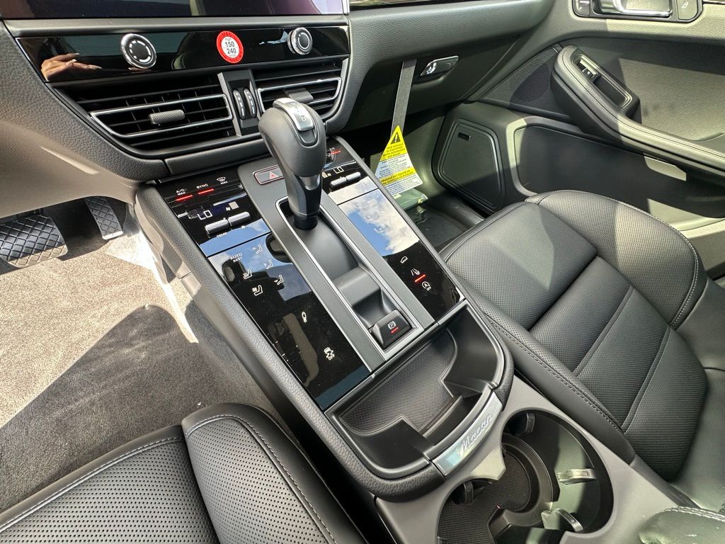 Thumbnail: 2026 Porsche Macan - 27