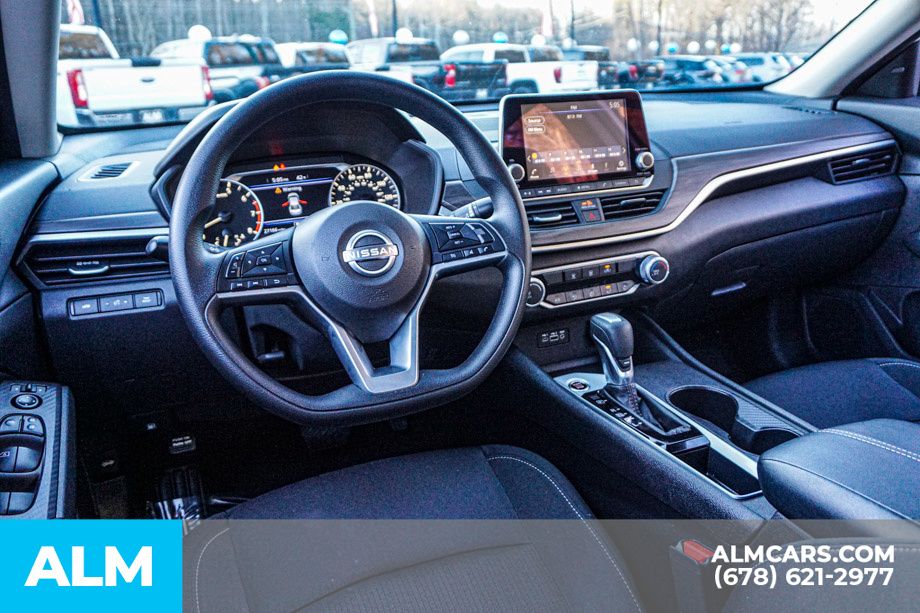 Used 2025 White Nissan 2.5 SV image 27
