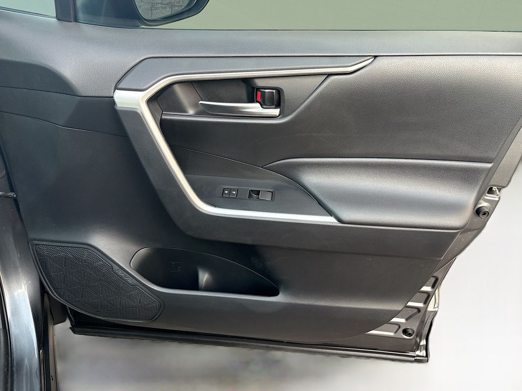 Thumbnail: 2021 Toyota RAV4 - 25